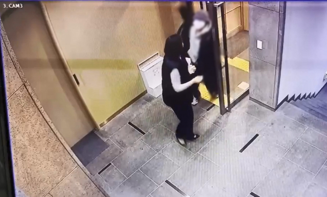 배현진 국민의힘 의원(서울 송파을)이 25일 오후 서울 강남구 신사동의 한 건물에서 괴한에게 습격 당하는 장면이 담긴 CCTV 화면을 배 의원실이 공개했다. 제공=배현진 의원실