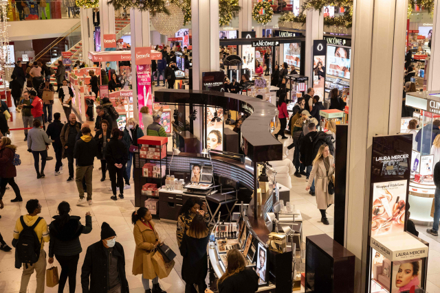 미국 뉴욕에 있는 메이시스백화점이 쇼핑객들로 붐비고 있다. AFP연합뉴스