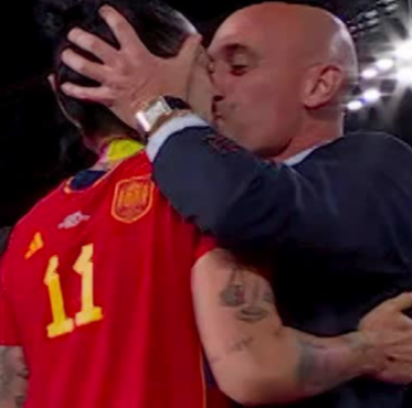 지난해 8월 호주에서 열린 국제축구연맹(FIFA) 여자 월드컵에서 스페인이 우승한 뒤 시상식에서 루비알레스 전 회장이 헤니페르 에르모소 선수에게 강제 입맞춤을 하고 있다. 사진=영국 데일리메일 캡처
