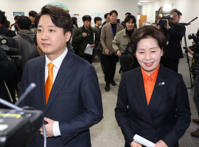 이준석 개혁신당 대표와 양향자 한국의희망 대표가 24일 국회에서 합당 발표 기자회견 후 퇴장하고 있다. 연합뉴스