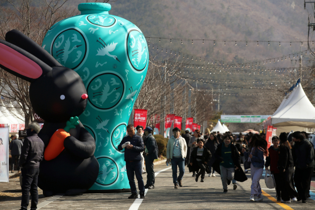 지난해 2월 전남 강진군 대구면 고려청자박물관에서 열린 제51회 강진청자축제에서 시민들이 이동하고 있다. 연합뉴스