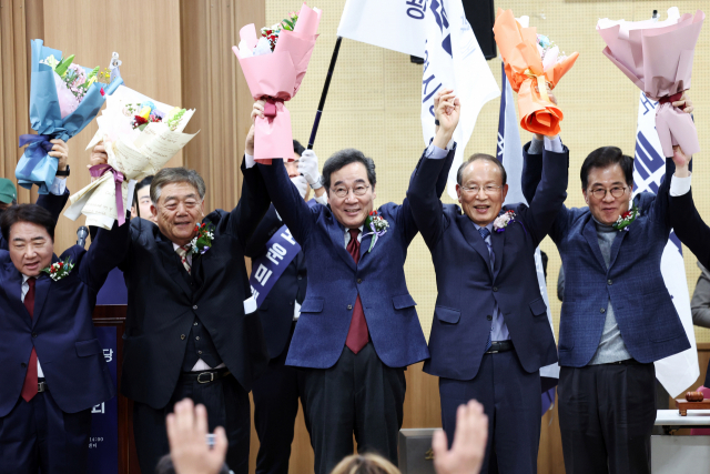 이낙연 새로운미래 인재영입위원장이 27일 오후 광주 서구 김대중컨벤션센터에서 열린 새로운미래 광주광역시당 창당대회에 참석해 인사하고 있다. 연합뉴스