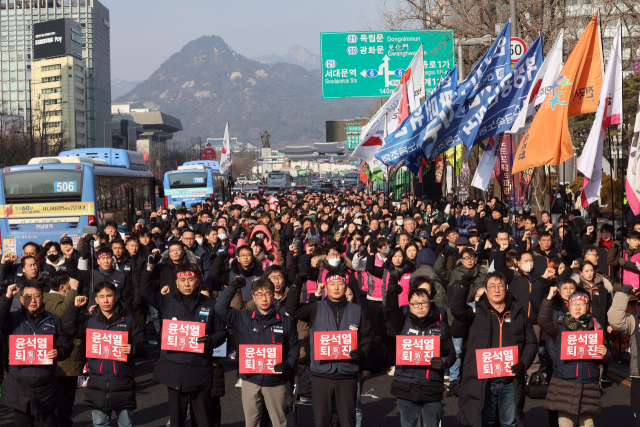 27일 오후 서울 프레스센터 앞에서 '거부권 남발 규탄, 중대재해처벌법 개악 저지, 2024년 윤석열 정권 퇴진 민주노총 결의대회'가 열리고 있다. 연합뉴스