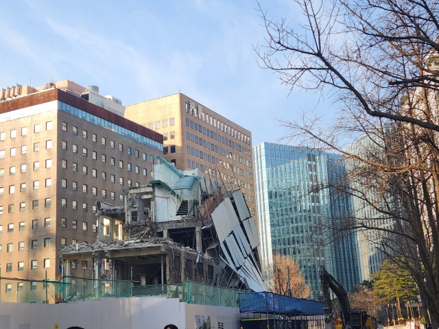 종로구청 기울어진 가림막. 사진=연합뉴스·독자 제