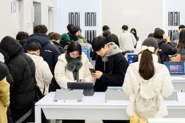 26일 '갤럭시 S24 시리즈'의 사전 개통을 위해 서울 서초구 '삼성 강남' 매장을 방문한 예약자들. 사진 제공=삼성전자