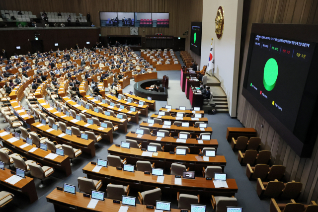 지난달 28일 국회 본회의에서 김건희 여사 특검법이 국민의힘 소속 의원들이 퇴장한 가운데 통과되고 있다. 연합뉴스