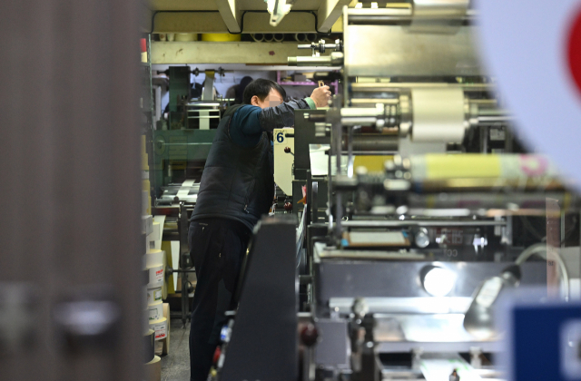 26일 서울 중구 충무로의 한 인쇄소에서 근로자들이 특별한 안전장구 없이 작업하고 있다. 오승현 기자 2024.01.26