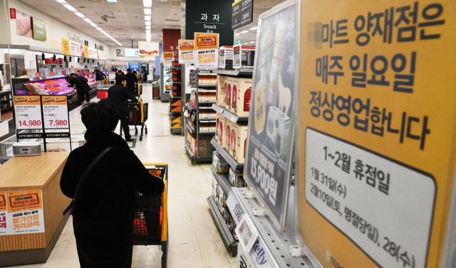 의무휴업일이 정상영업일로 변경된 첫날인 28일 서울 서초구에 있는 한 대형마트를 찾은 소비자들이 장을 보고 있다. 사진=오승현 기자