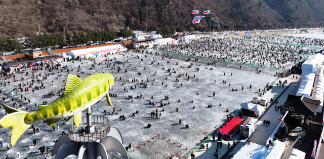 ‘2024 화천산천어축제’가 폐막한 28일 오후 축제장인 강원 화천군 화천읍 화천천 얼음벌판에 많은 관광객이 찾아 겨울축제를 즐기고 있다. 사진제공=화천군