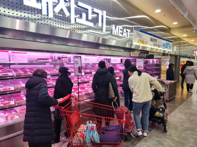 시민들이 롯데마트와 슈퍼가 통합소싱한 돼지고기를 살펴보고 있다. 사진 제공=롯데마트