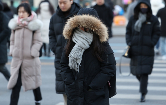 전국에 강추위가 이어진 24일 오전 서울 종로구 광화문네거리에서 시민들이 이동하고 있다.연합뉴스