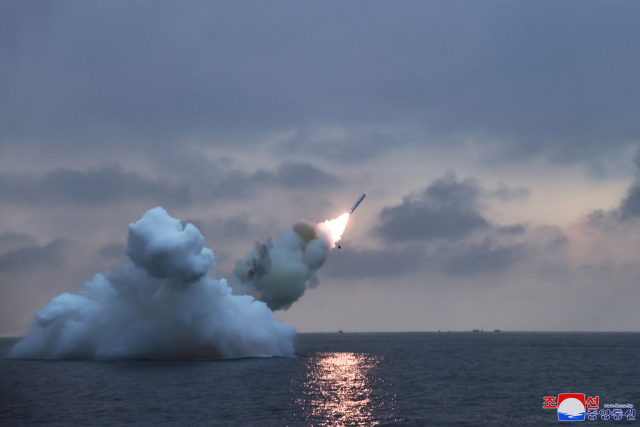 김정은 북한 국무위원장이 지난 28일 잠수함발사순항미사일(SLCM) 시험발사를 지도하고 핵잠수함 건조 사업을 둘러봤다고 조선중앙통신이 29일 밝혔다. 조선중앙통신·연합뉴스