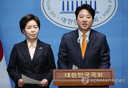 개혁신당 이준석 대표가 29일 국회에서 군 관련 정책 발표를 하고 있다. 왼쪽은 합당을 공식 선언하고 개혁신당 원내대표를 맡기로 한 양향자 의원. 연합뉴스