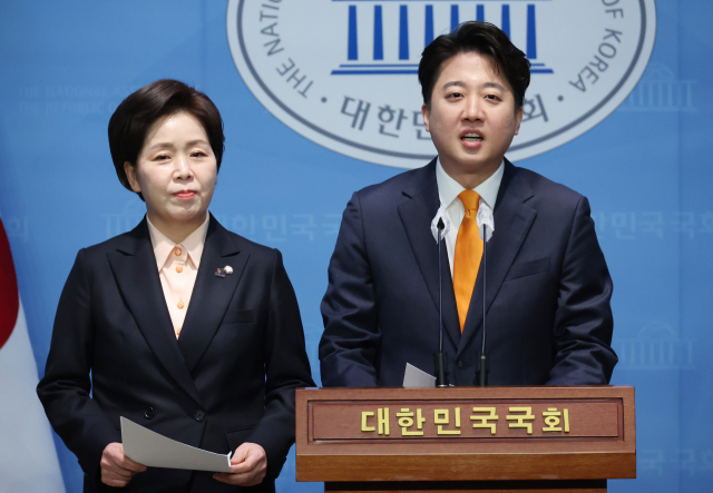 이준석 개혁신당 대표가 29일 국회에서 군 관련 정책 발표를 하고 있다. 왼쪽은 합당을 공식 선언하고 개혁신당 원내대표를 맡기로 한 양향자 의원. 연합뉴스