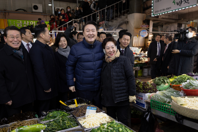 윤석열 대통령이 25일 경기도 의정부시 의정부제일시장에서 한 상인과 기념 촬영을 하고 있다. 연합뉴스