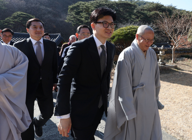 한동훈 국민의힘 비상대책위원장이 12일 오후 경남 양산시 통도사를 방문, 중봉 성파대종사 예방을 위해 이동하고 있다. 연합뉴스