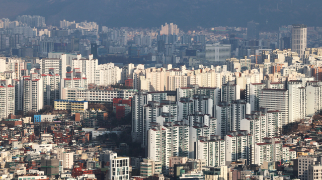 22일 서울 중구 남산에서 바라본 서울 시내 아파트 밀집 지역의 모습.연합뉴스