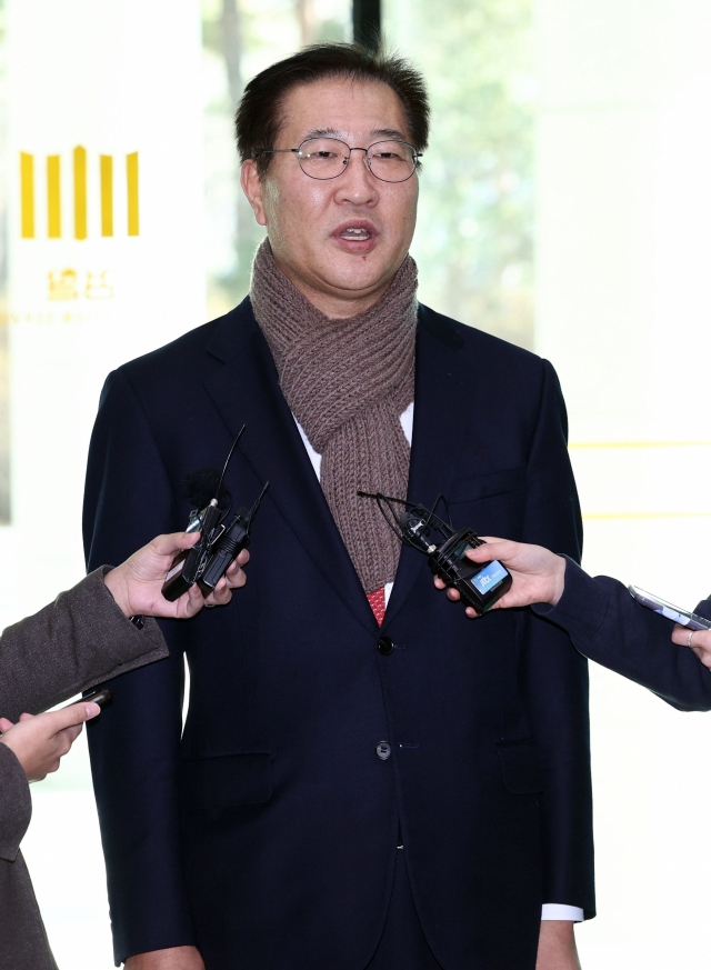 윤석열 정부 두 번째 법무부 장관에 지명된 박성재 후보자가 25일 오후 서초구 서울고등검찰청에 마련된 인사청문회준비단 사무실로 출근하며 취재진 질문에 답하고 있다. 연합뉴스