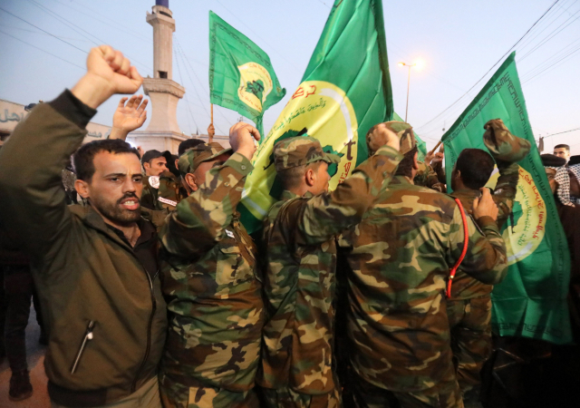 미군의 드론 공격으로 사망한 친이란 민병대 하카라트 알누자바 지도자 무쉬타크 자와드 카짐 알자와리의 장례식이 4일(현지시간) 이라크 바그다드에서 진행되는 동안 민병대원들이 반미 구호를 외치고 있다. /EPA연합뉴스