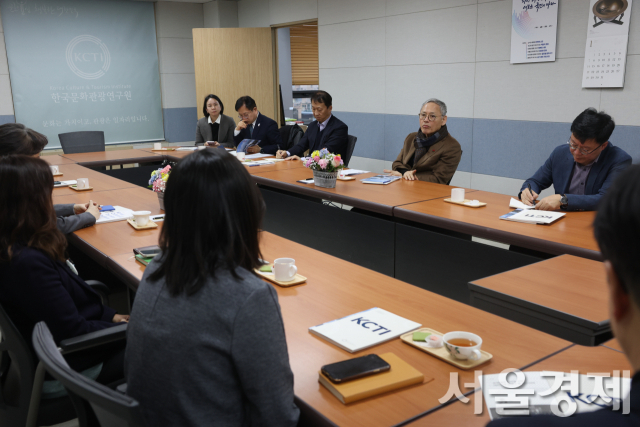 유인촌 장관이 29일 연구원과 간담회를 하고 있다. 사진 제공=문체부