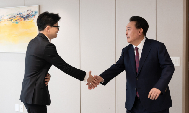 윤석열 대통령과 한동훈 국민의힘 비상대책위원장이 29일 서울 용산 대통령실 청사에서 가진 오찬 회동에서 악수하고 있다. 사진 제공=대통령실