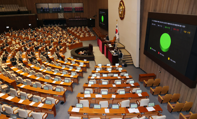 지난 9일 국회 본회의에서 '이태원 참사 특별법'을 표결하고 있다. 여당은 표결 전 퇴장했다. 연합뉴스