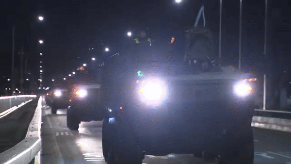 육군수도방위사령부 1경비단은 지난 25일 새벽 서울 도심 일대에서 K808 차륜형 장갑차(백호) 기동훈련을 실시했다. 사진 제공=국방홍보원