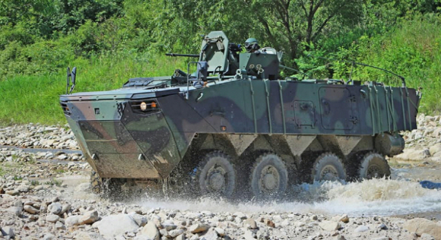 육군 '아미타이거 4.0' 계획에 따라 전력화 된 K808 보병전투용 차륜형 장갑차가 야외기동훈련을 하고 있다. 사진 제공=육군
