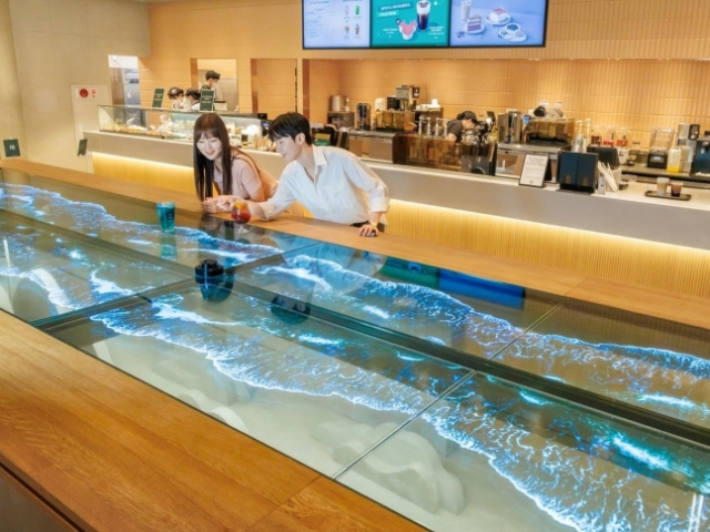 스타벅스 더여수돌산DT점의 투명 OLED 테이블. 사진 제공=LG디스플레이