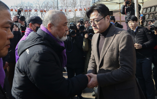 국무회의에서 ‘이태원참사 특별법’에 대한 재의요구안이 의결된 30일 홍익표(앞줄 오른쪽) 더불어민주당 원내대표가 서울광장 10·29 이태원 참사 희생자 합동 분향소에서 유가족들과 면담에 앞서 인사하고 있다. 연합뉴스