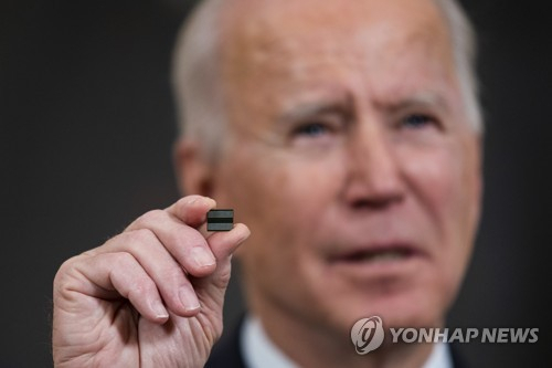 2021년 2월 조 바이든 미국 대통령이 워싱턴D.C. 백악관에서 반도체칩을 들고 있다. EPA연합뉴스