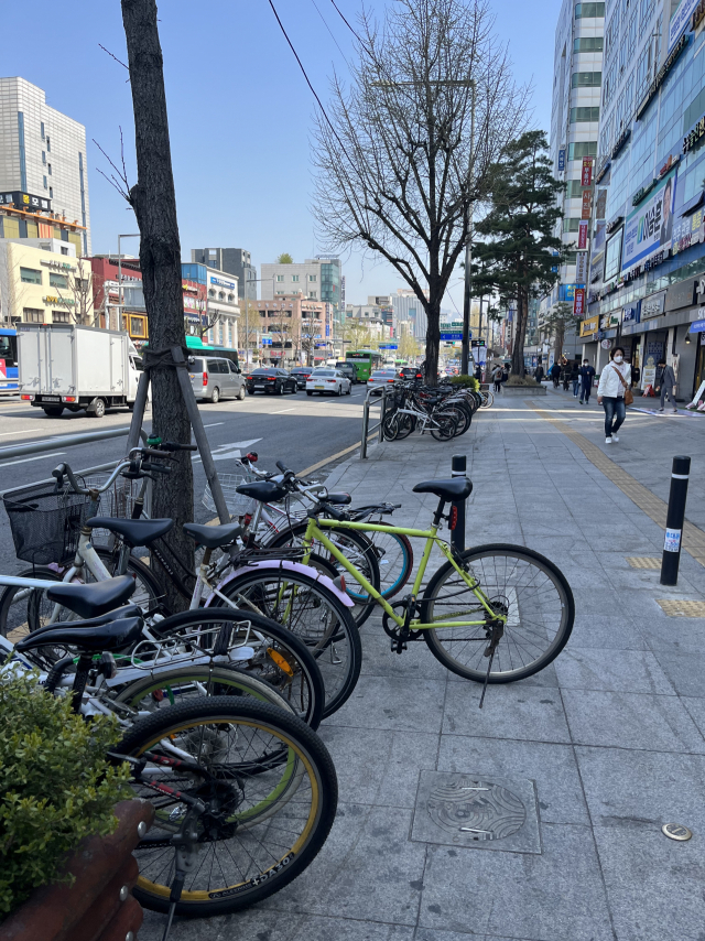 강북구 보행로에 방치된 자전거들. 사진 제공=강북구