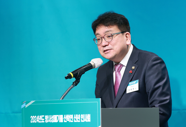 최남호 산업통상자원부 2차관이 지난 25일 서울 영등포구 켄싱턴 호텔에서 열린 '2024년 방사성폐기물 한마음 신년'에 참석해 신년사하고 있다. 사진=산업통상자원부 제공