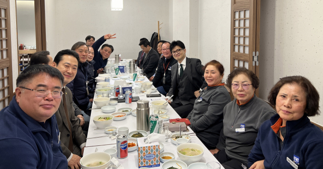 한동훈 국민의힘 비상대책위원장이 30일 중앙당사에 근무하는 경비 및 미화 노동자들을 초청해 오찬을 하고 있다. 사진 제공=국민의힘