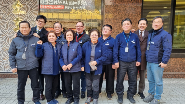 한동훈 국민의힘 비상대책위원장이 30일 중앙당사에 근무하는 경비 및 미화 노동자들을 초청해 오찬을 한 뒤 기념촬영을 하고 있다. 사진 제공=국민의힘