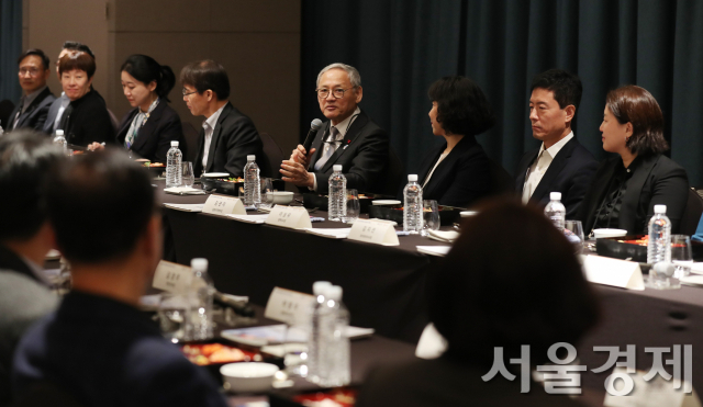 유인촌 문체부 장관이 30일 용산 드래곤시티 호텔에서 열린 '2024 한국관광공사 해외지사 간담회'에 참석해 해외지사장들에게 한국관광 마케팅을 더욱 공세적으로 추진할 것을 주문하고 있다. 사진 제공=문체부