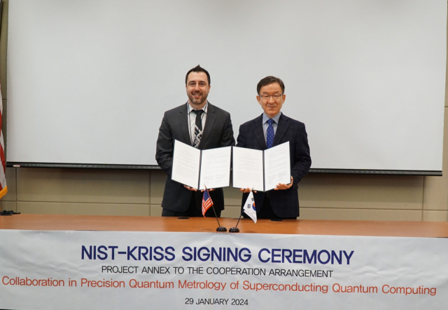 이용호(오른쪽) KRISS 초전도양자컴퓨팅시스템연구단장이 미 국립표준기술연구소(NIST)와 초전도 양자컴퓨팅 연구 협력을 위한 협약을 체결하고 있다. 사진제공=KRISS