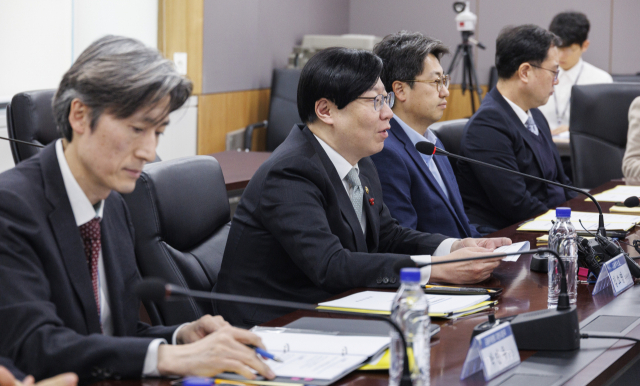 김소영(왼쪽 두 번째) 금융위원회 부위원장이 30일 오후 정부서울청사에서 열린 ‘자사주 제도개선 간담회’에 참석해 발언하고 있다. 연합뉴스
