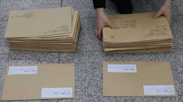 30일 국회 소통관에 홍콩지수 ELS 피해자 모임이 국회의원들에게 보낼 탄원서가 놓여 있다. 연합뉴스