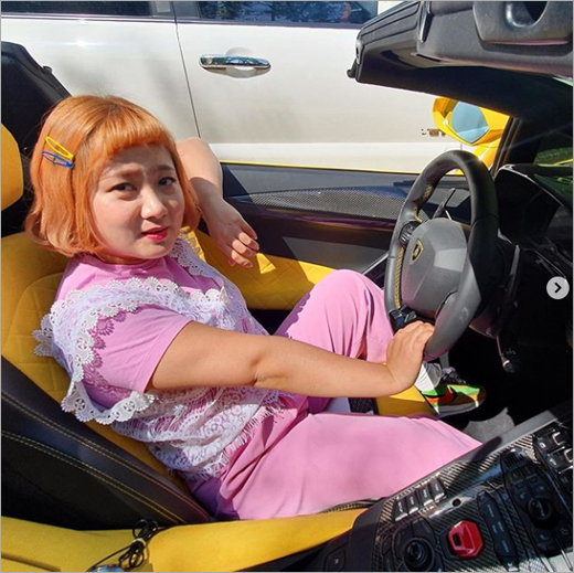 람보르기니 운전석에 앉은 예능인 박나래. 사진=박나래 인스타그램