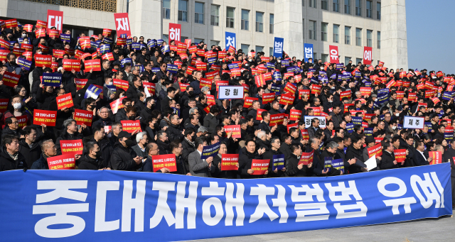 김기문 중소기업중앙회 회장을 비롯한 전국 중소기업인과 영세 건설업자, 소상공인 3500여 명(주최측 추산)이 본회의를 하루 앞둔 31일 서울 여의도 국회에 모여 50인 미만 사업장에 대한 중대재해처벌법 적용 유예를 촉구하고 있다. 중기중앙회를 비롯한 17개 중기업계 및 건설업계 협·단체 기업인들이 국회에 집결한 것은 유례없는 일이다. 오승현 기자