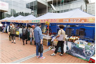 서울 마포구가 지난해 추석을 맞아 개최한 직거래장터 현장. 사진 제공=서울 마포구