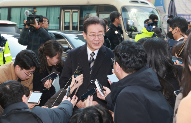 공천 면접 마친 이재명 “당 규정 따르려 경선 뛰어들어”