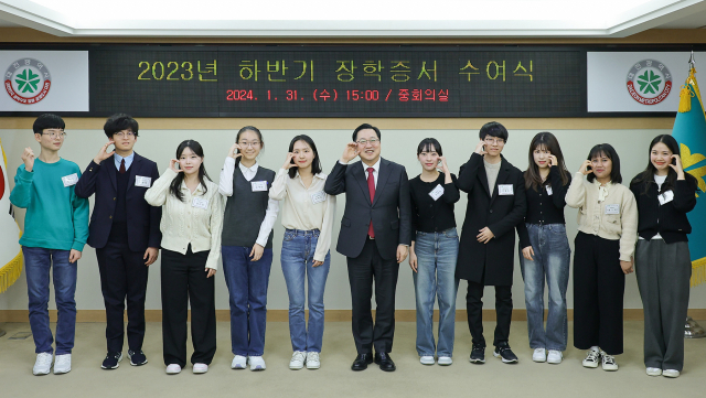 대전청년내일재단 이사장인 이장우(왼쪽에서 여섯번째) 대전시장이 장학금을 수여한 뒤 기념촬영을 하고 있다. 사진제공=대전시