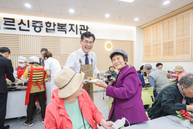 이기재 양천구청장이 양천어르신종합복지관 경로식당에서 어르신들께 따뜻한 한 끼 식사를 배식 중이다. 사진 제공=양천구