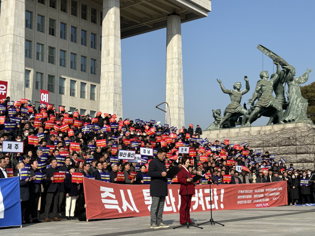 31일 서울 여의도 국회에서 중소기업단체협의회 및 건설단체 등이 성명서를 발표하고 있다. 사진=장형임 기자