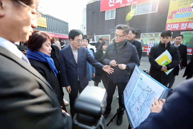 김동연 경기도지사가 31일 용인시 수지구 고기교 현장을 찾아 교통체증 실태를 점검하고 있다. 사진 제공 = 경기도