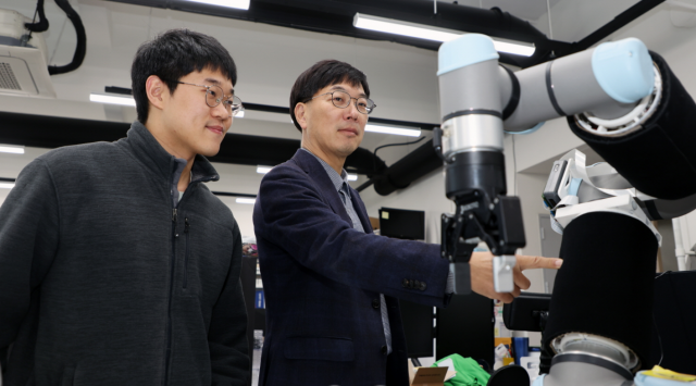 김정(오른쪽) KAIST 기계공학과 교수가 연구원과 연구 내용에 관해 토의하고 있다.