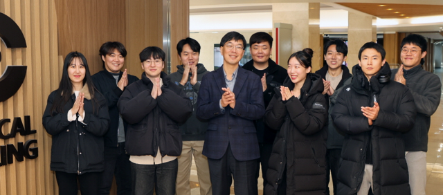 김정(왼쪽 다섯 번째) KAIST 기계공학과 교수와 연구팀이 ‘이달의 과학기술인상’ 수상 소식을 듣고 다같이 손뼉을 치며 기뻐하고 있다. 사진 제공=한국연구재단