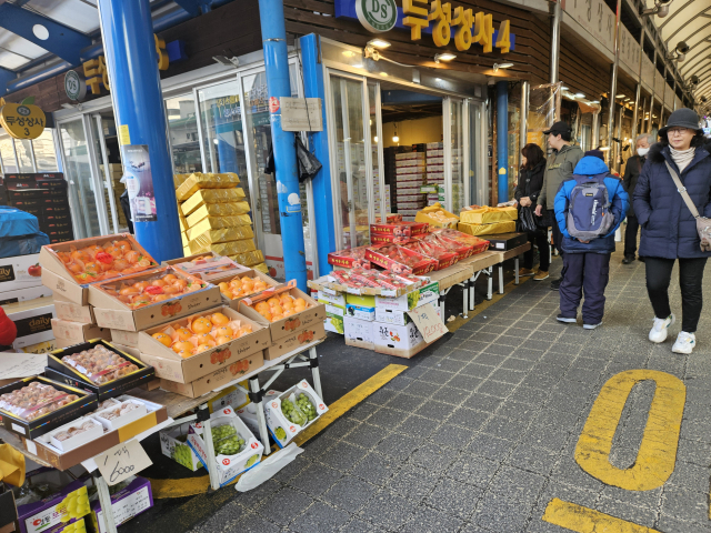 31일 서울 동대문구 청량리 청과일시장에 과일을 사기 위해 온 사람들이 통행하고 있다. 박민주 기자